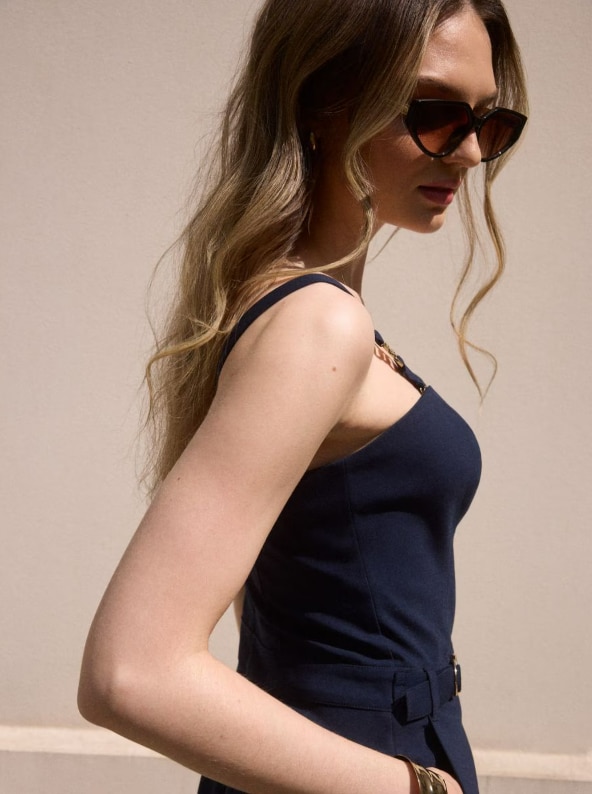 Okulary przeciwsłoneczne w czarnej oprawce.