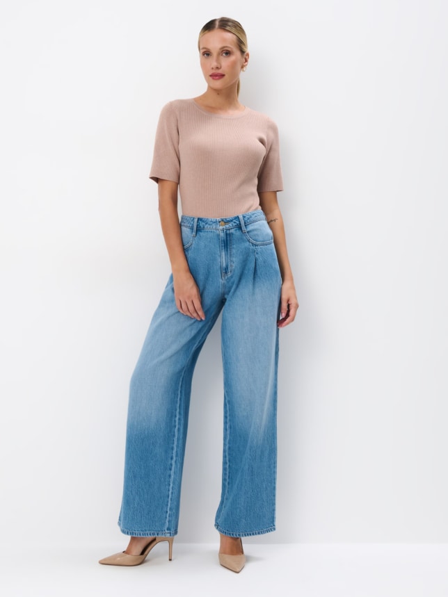 Prążkowana beżowa bluzka w beżowym kolorze