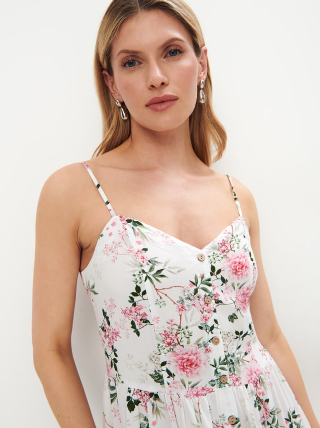 Sukienka o długości midi na ramiączkach. Uszyta w 100% z wiskozy w kwiatowy wzór.