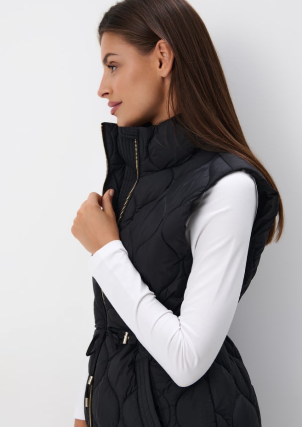 czarna pikowana kamizelka idealna na jesień