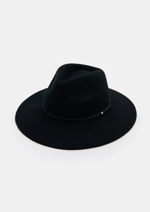 Wełniany kapelusz z szerokim rondem zarówno do białej koszuli, jak i stylu boho