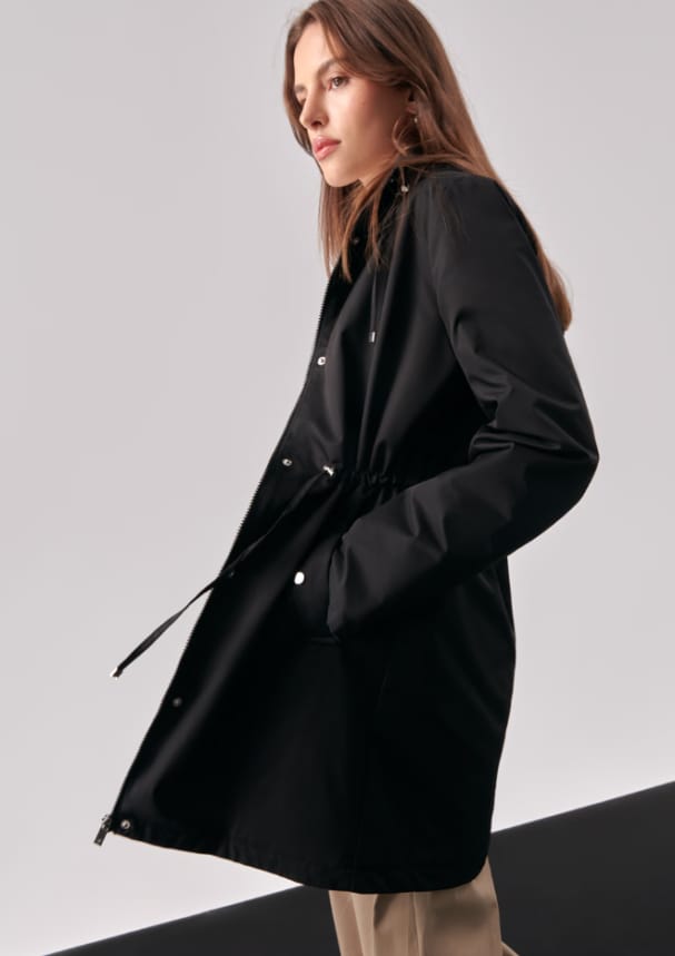 czarna kurtka na jesień z kapturem