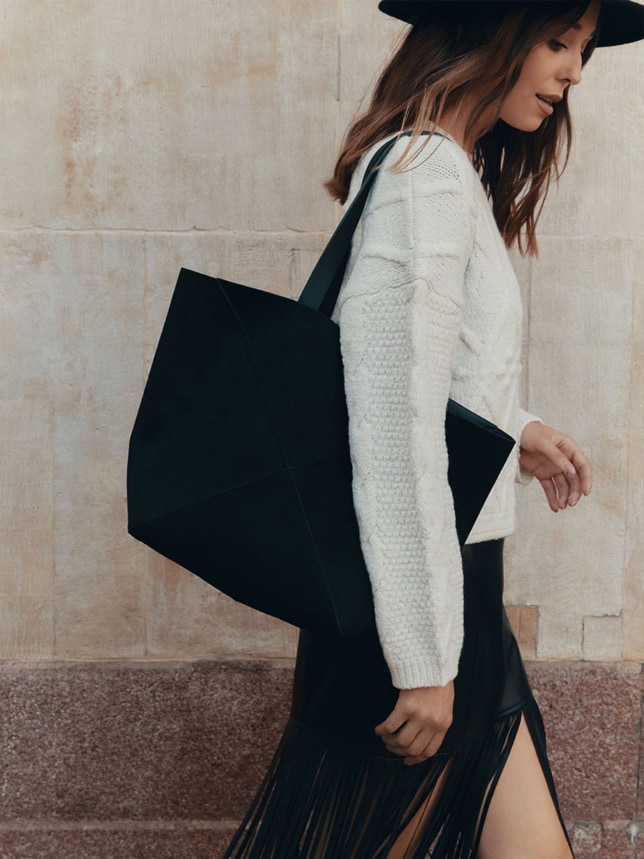 Izabella Krzan - Czarna torebka z kosmetyczką