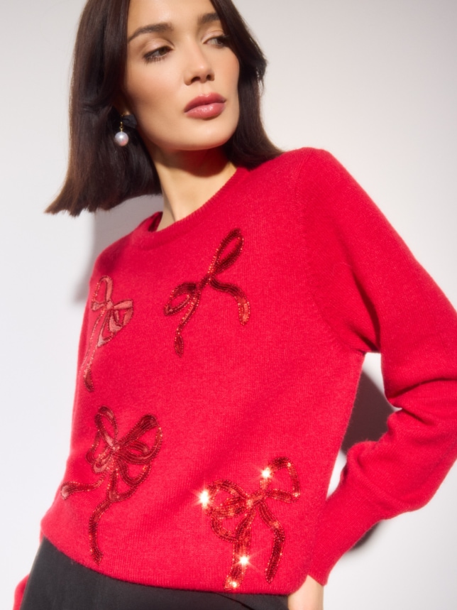 Pulover cu detalii decorative
