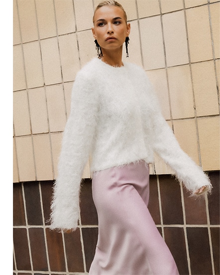 modelka w puszystym swetrze