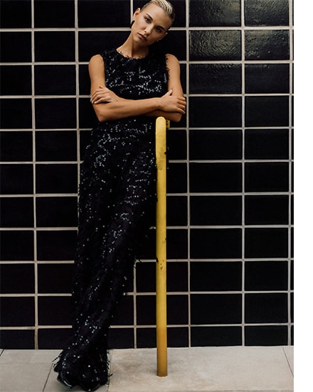 mohito sesja blash noir modelka w cekinowym ubraniu