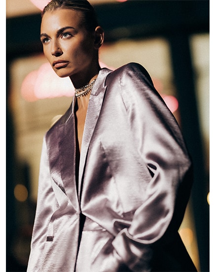 modelka w satynowym garniturze