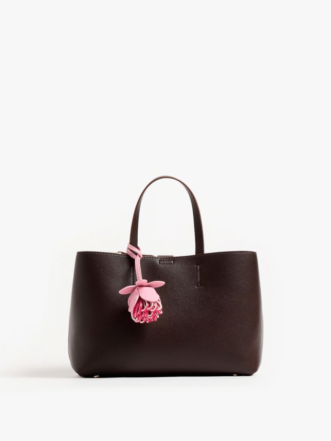 Geantă cu breloc
28 x 19 x 11 cm
159,99 RON
culoare - Maro închis