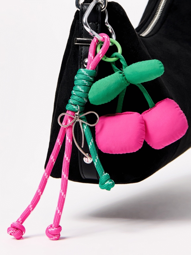 Geantă cu breloc
16 x 27 x 10 cm
69,99 RON89,99 RON
-22%
culoare - Negru