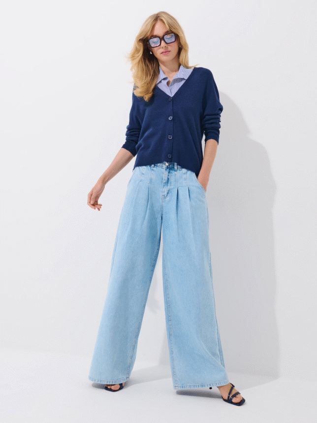 Stylizacja z błękitnymi spodniami. MOHITO 2025