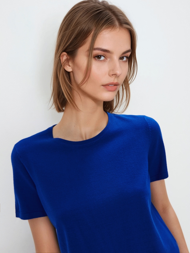 Sweter z krótkim rękawem, w kolorze kobaltowym. Uszyty w 70% z wiskozy.