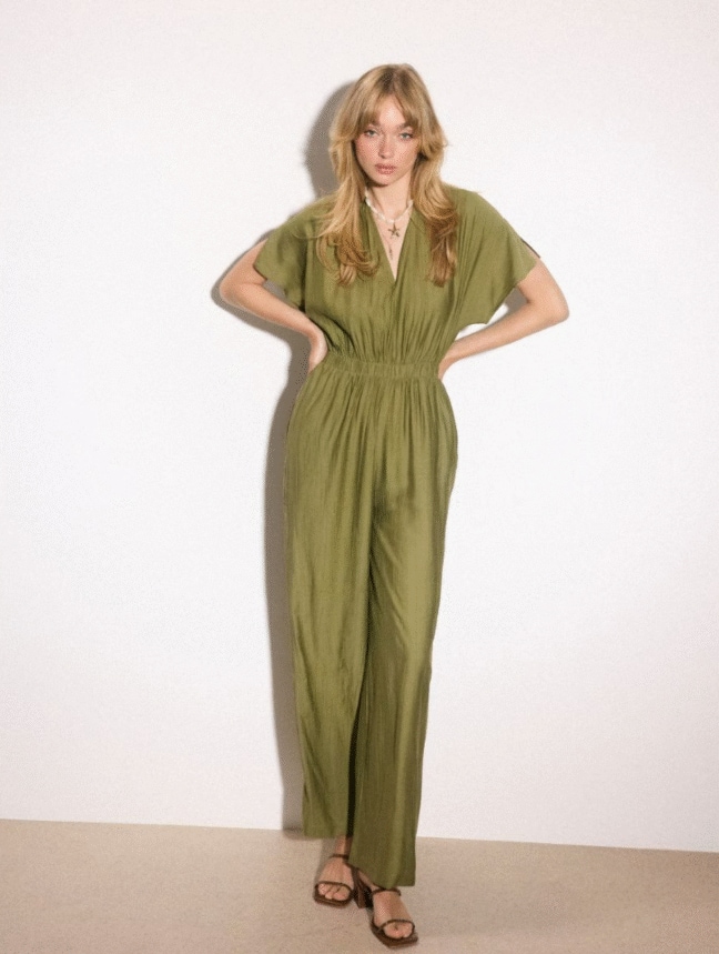 Kombinezon z krótkim rękawem i długimi, szerokimi nogawkami. Posiada wiązanie na plecach.
