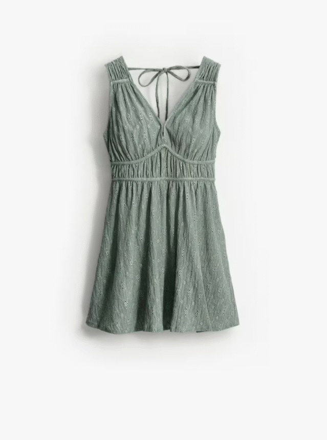 Letnia sukienka o długości mini z dekoltem V. Posiada wiązanie na plecach.
