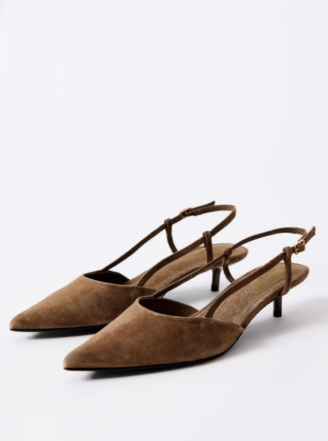 Zamszowe czółenka na niskiej szpilce. Posiadają zapięcie wokół kostki.
