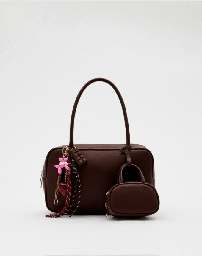 Torebka z wygodnym uchwytem. Posiada kosmetyczkę w zestawie.
