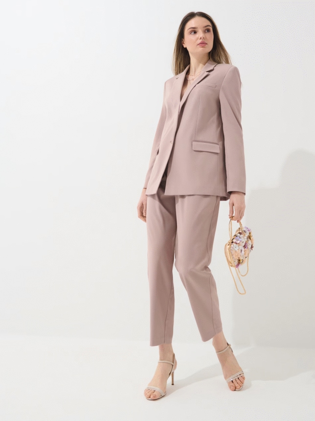 Marynarka o luźnym kroju, z zapięciem na guziki.
luźny krój
zapięcie na guzik
patki kieszeniowe
tworzy zestaw ze spodniami w tym samym stylu