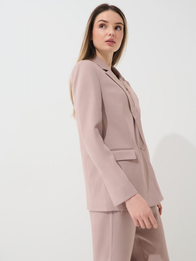 Garnitur damski jako stylizacja na wesele 2025