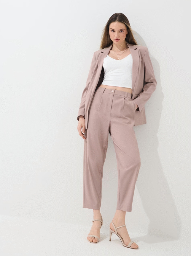 Eleganckie spodnie o luźnym kroju, z zapięciem na zamek i guzik.
krój balloon
zapięcie na zamek i guzik
dwie kieszenie boczne
tworzą zestaw z marynarką w tym samym stylu