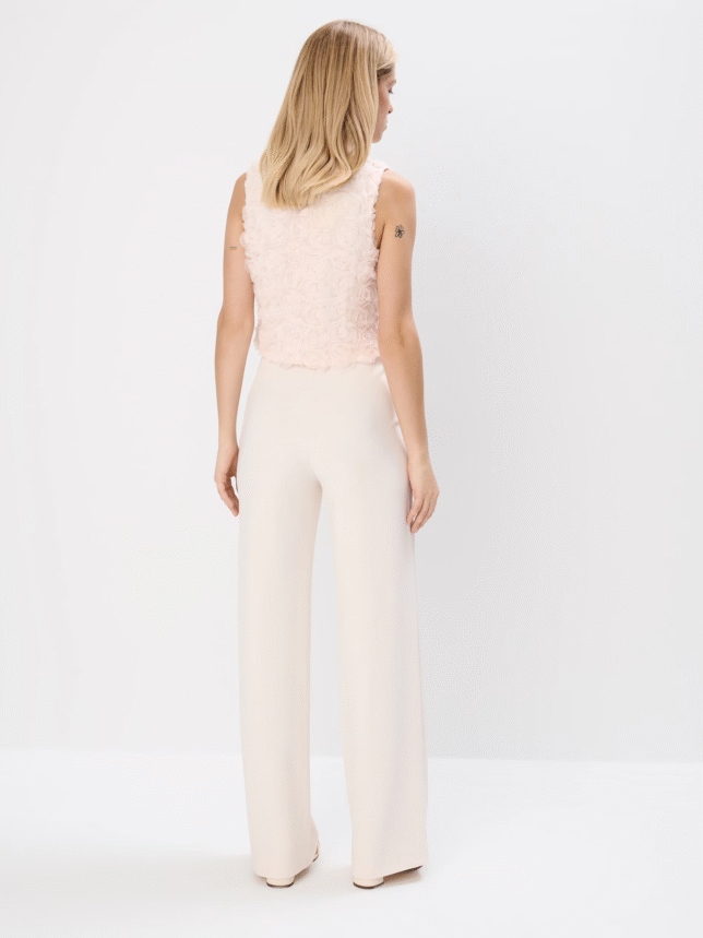 Beżowa stylizacja idealna na weselne przyjęcie