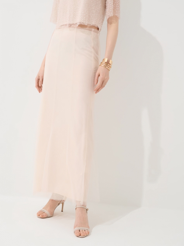 Delikatna, beżowa spódnica z tiulem.