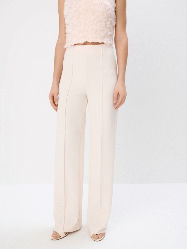 Beżowe spodnie z szeroką nogawką