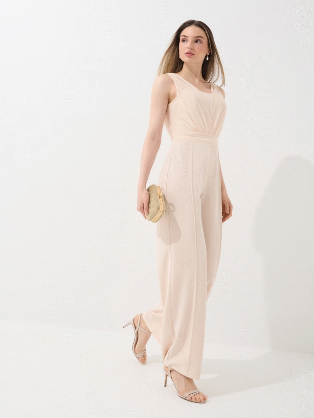 Elegancki kombinezon z długą, szeroką nogawką i zapięciem na zamek.
bez rękawów
zapięcie na zamek
szeroka nogawka
ozdobne przeszycia