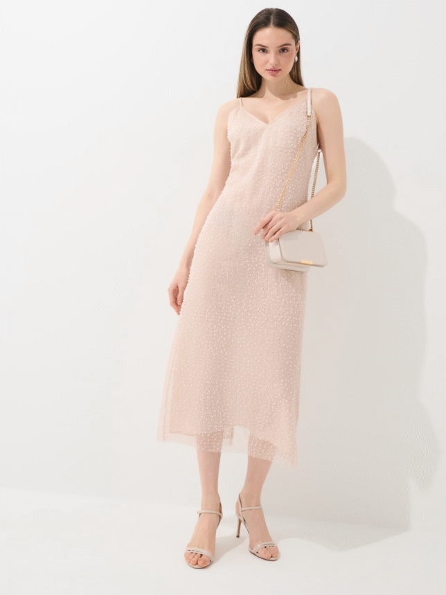 Sukienka o długości midi, na ramiączkach. Uszyta z materiału z dodatkiem metalizowanej nitki.