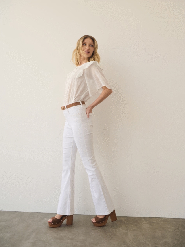 Białe jeansy o kroju flare z rozszerzaną nogawką.
krój flare
wysoki stan
zapięcie na zamek i guzik
rozszerzana nogawka
70% bawełny