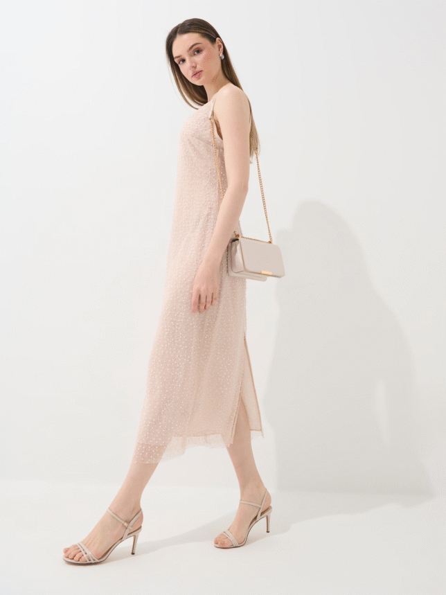 długość midi
na ramiączkach
dekolt w kształcie V
ozdobne elementy
metalizowana nitka