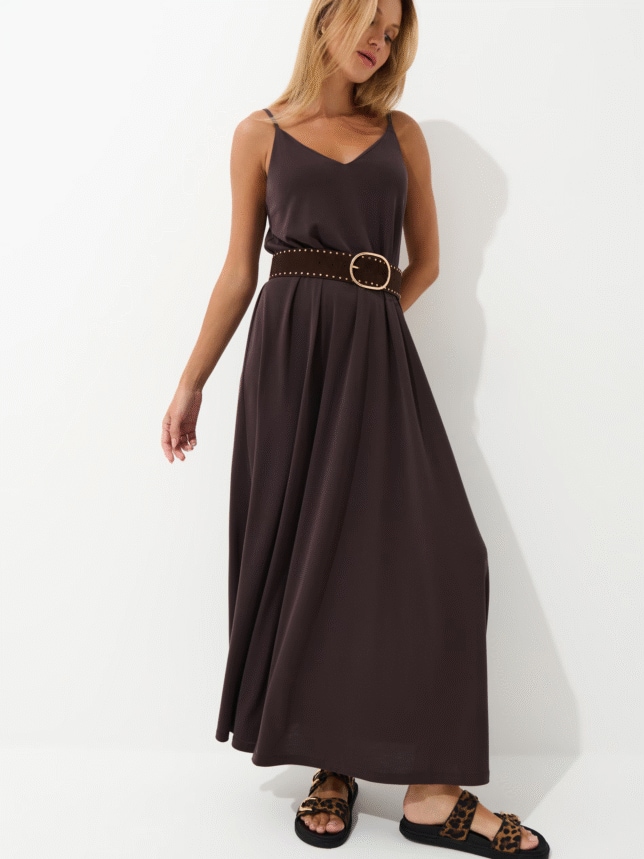 Sukienka o swobodnym kroju i długości maxi na ramiączkach.
swobodny krój
długość maxi
cienkie ramiączka
70% modal