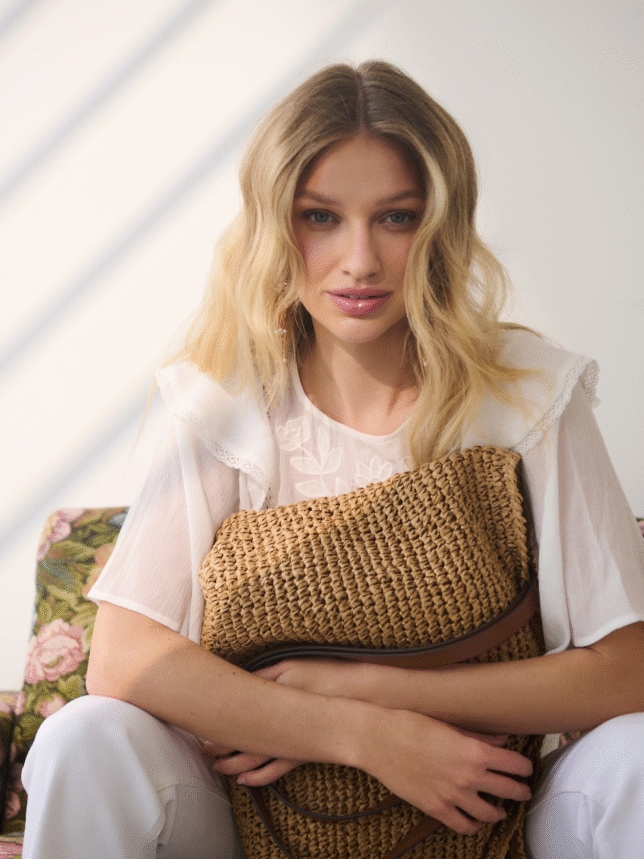 Letnia torebka typu koszyk, z podwójnym uchwytem.
podwójny uchwyt
zapięcie na zamek
dodatkowa kieszeń w środku
100% papier