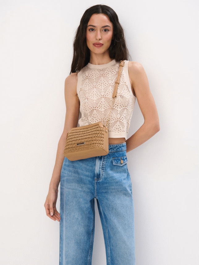 Torebka z zapięciem na zamek i paskiem na ramię.
pasek na ramię
zapięcie na zamek
detale w kolorze złotym