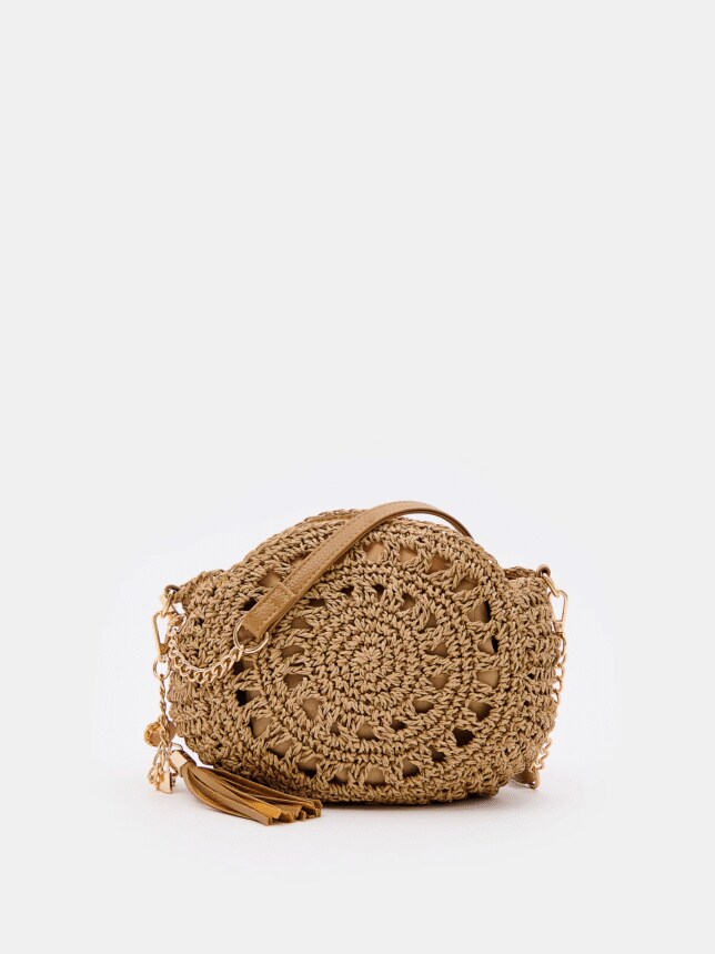 Torebka typu koszyk z ozdobnym brelokiem.
pasek na ramię
zapięcie na zamek
ozdobny brelok