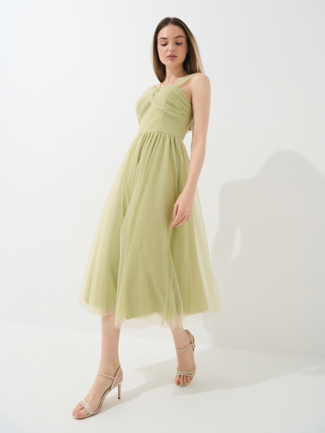 Tiulowa sukienka o długości midi, na szerokich ramiączkach.
krój litery A
długość midi
szerokie ramiączka
ozdobny tiul
zapięcie na zamek