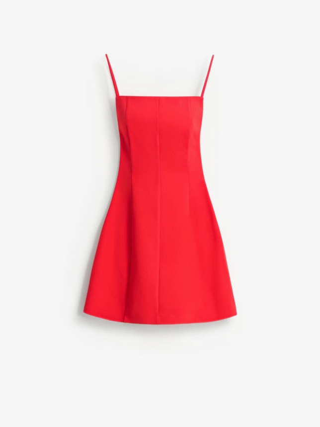 Krótka, czerwona sukienka na wesele o dopasowanym kroju na bardzo cienkich ramiączkach. Model z prostym, kwadratowym dekoltem i lekko rozkloszowanym dołem typu trapezowego, wykonany z gładkiego materiału.