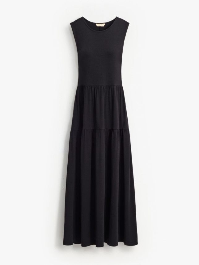 Sukienka maxi o kroju litery A. Połącz ją z jasnymi dodatkami i stwórz piękną kreacje na wesele w 2026 roku.