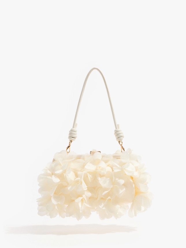 eżowa torebka na wesele ozdobiona drobnymi, kremowymi kwiatuszkami 3D, z cienkim paskiem i złotym zapięciem.