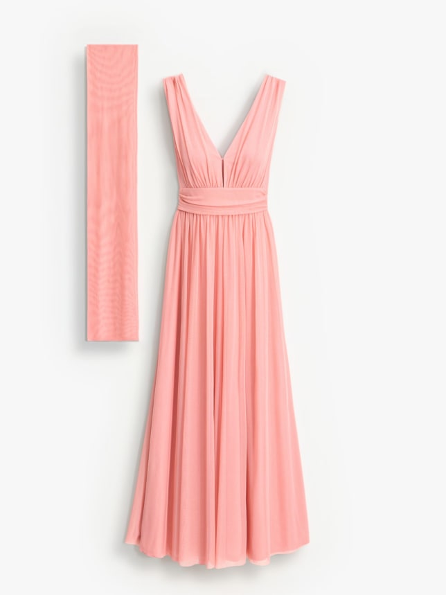 Sukienka o swobodnym kroju i długości max. Posiada ozdobny szal na szyi.
