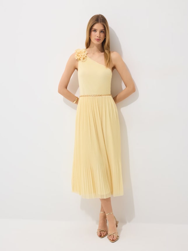 Plisowana sukienka o rozkloszowanym kroju i długości midi, na jedno ramię. Posiada ozdobną aplikację kwiatową na ramieniu i pasek w talii.
