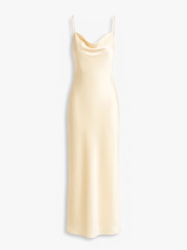 Żółta satynowa sukienka o dopasowanym kroju i długości maxi, na ramiączkach.

