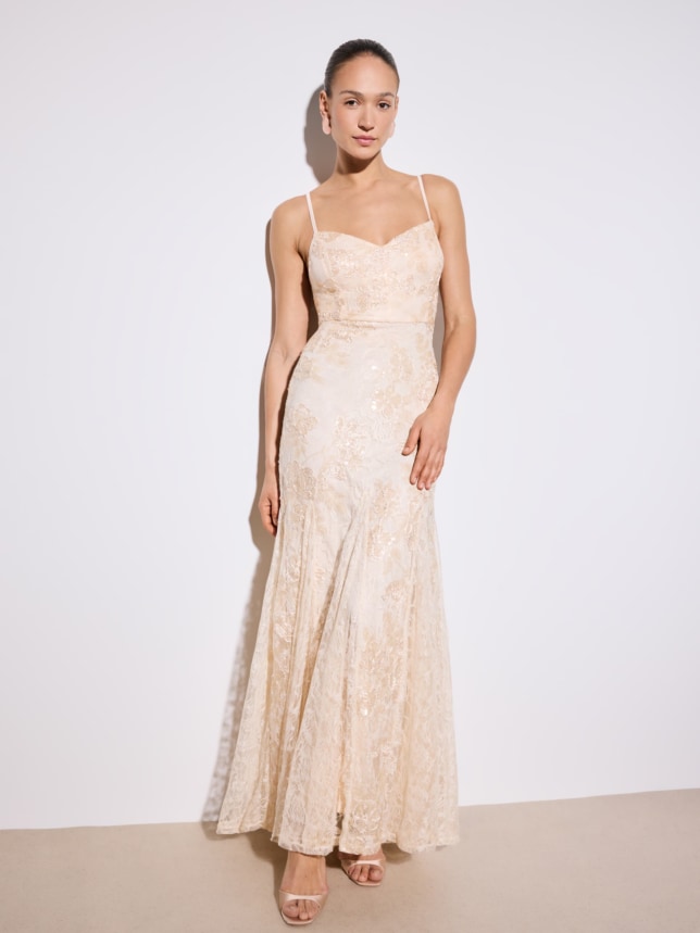 Błyszcząca, koronkowa sukienka na ramiączkach, z wiązaniem gorsetowym na plecach.
