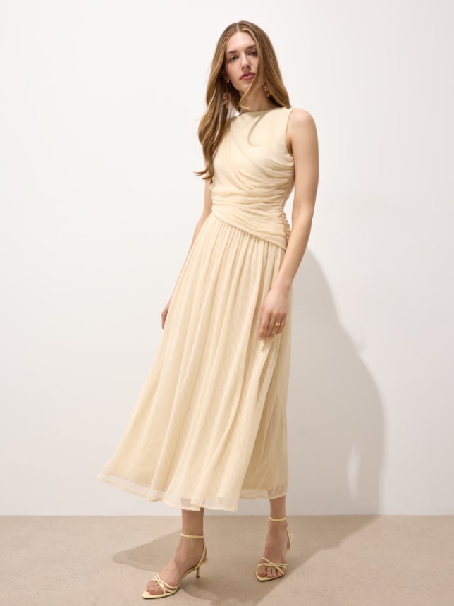 Sukienka o długości maxi bez rękawów, z ozdobnym drapowaniem. Uszyta z dzianiny typu mesh. Sukienka na przyjęcie weselne 2026.