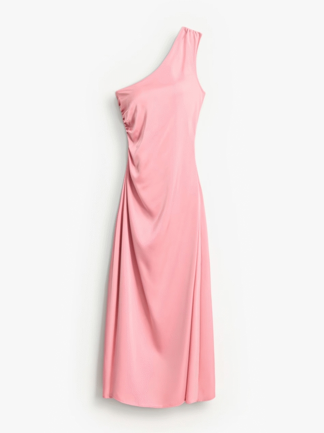 Różowa sukienka na wesele o asymetrycznym kroju na jedno ramię. Dopasowana góra z efektownym marszczeniem z boku, wykonana z gładkiej, lekko połyskującej tkaniny o długości midi.
