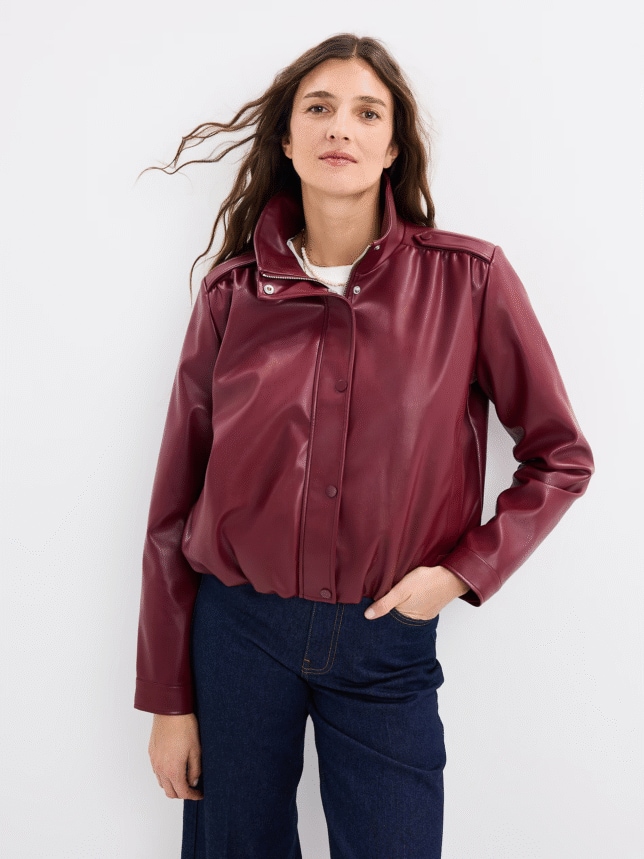 Czerwona kurtka biker damska na modelce w stylizacji z jeansami