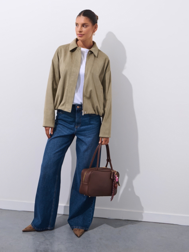 Stylizacja z kurtką oversize, jeansami, brązową torebką z brylokiem