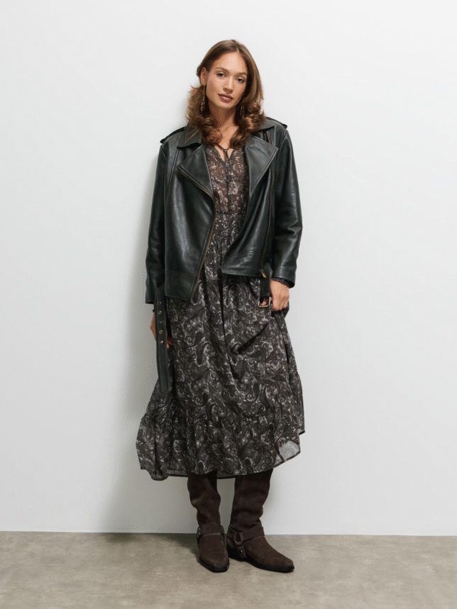 Ponadczasowa kurtka przejściowa - ramoneska damska w stylizacji z sukienką i kozakami