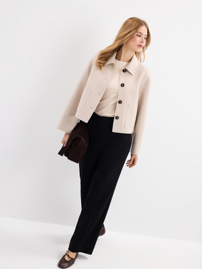 Basic stylizacja, minimalistyczna z kurtką przejściową beżową typu krótki trencz, brązowe balerinki jako hit 2026