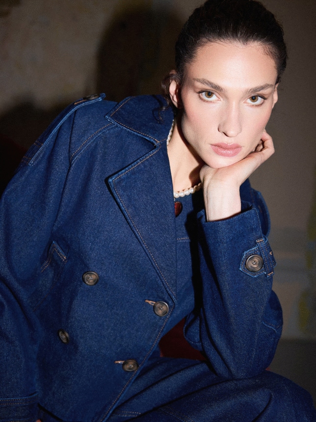 Modelka w jeansowej damskiej kurtce