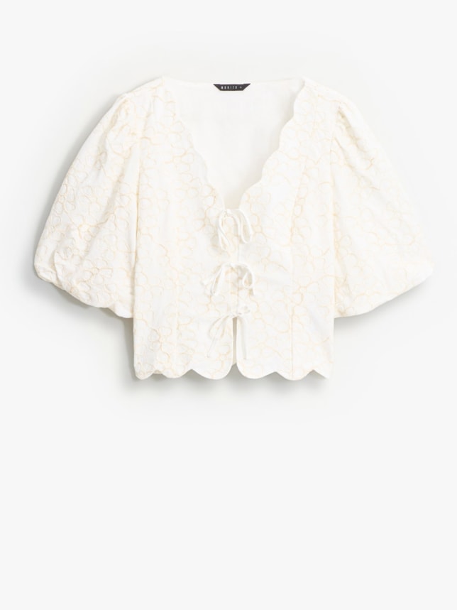 bluzka w stylu boho z wiązaniem i bufiastymi rękawami