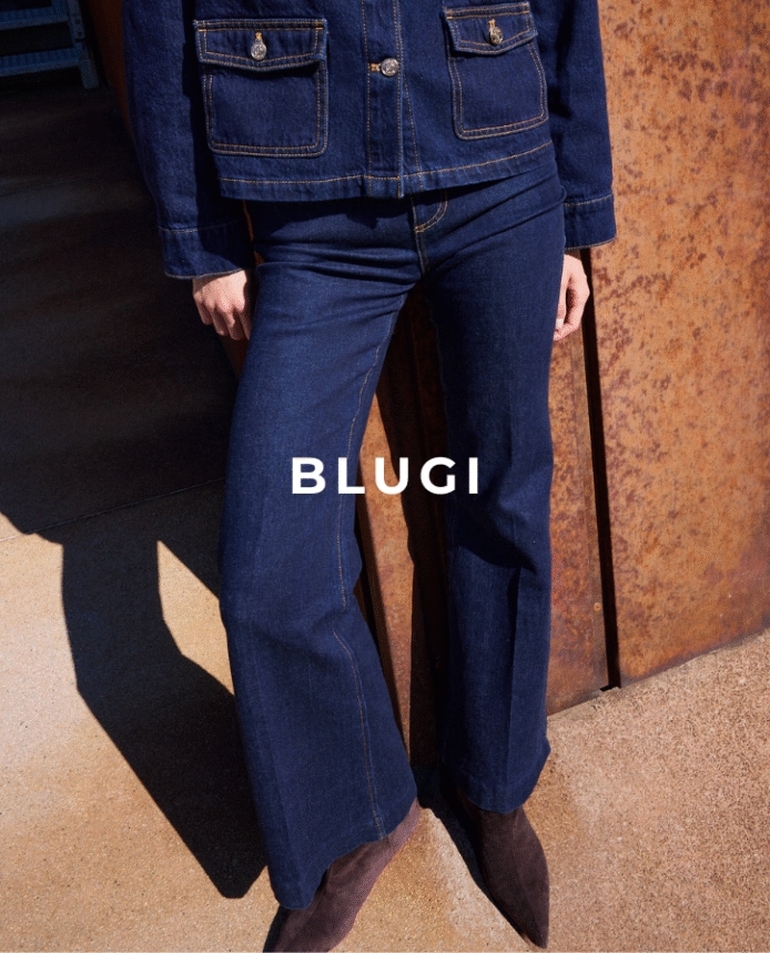 Pantaloni din denim albastru închis, o sugestie de stil pentru toamna 2025